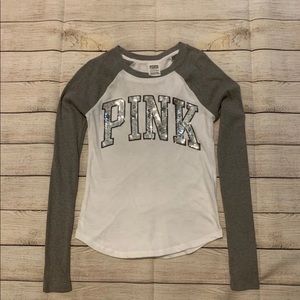 VS PINK LONG SLEEVE BLING BASEBALL TEE
Size: XS